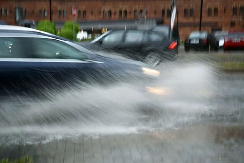 新能源汽车遇到暴雨和积水怎么办 为了家人安全一定要看看